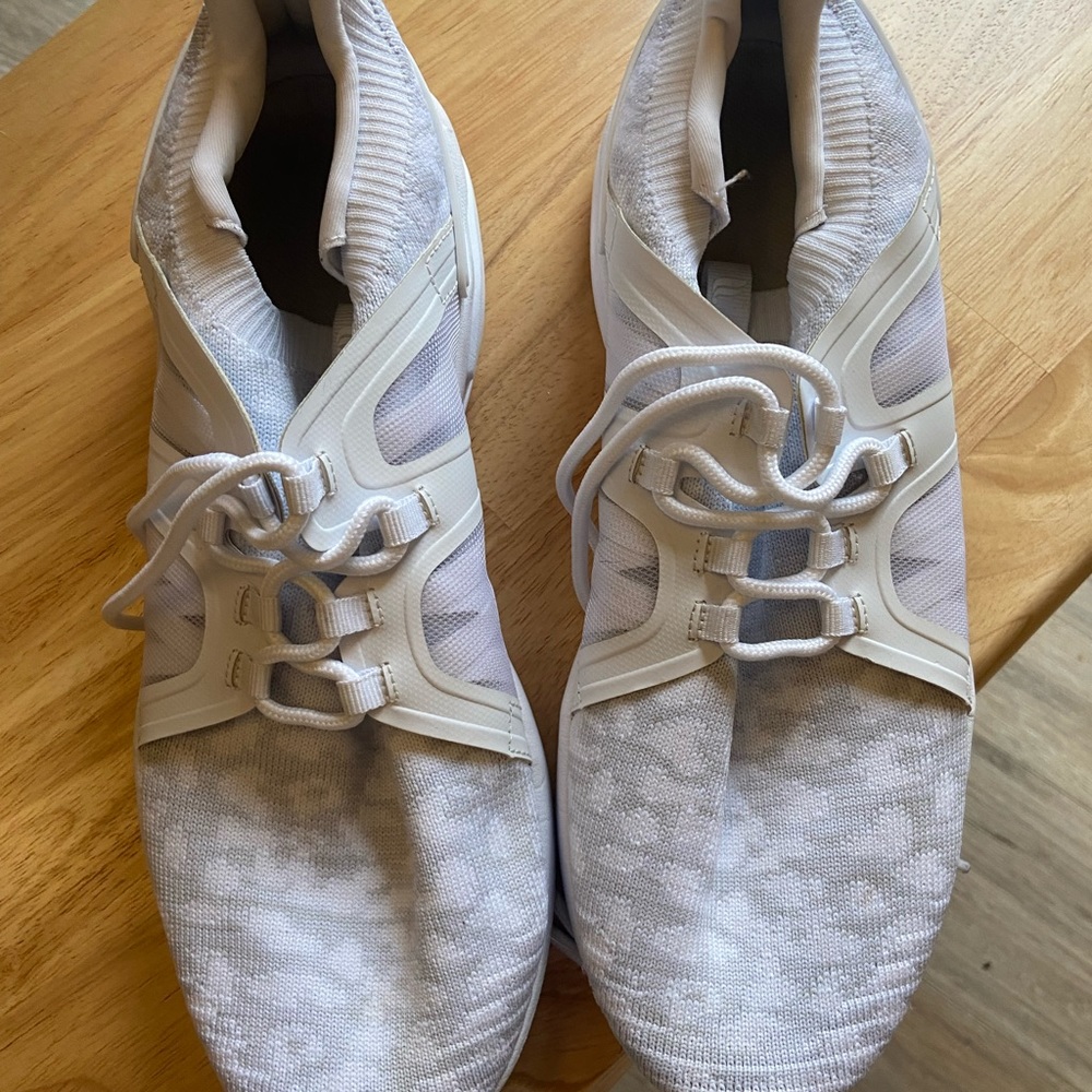 Fabletics tennis shoes